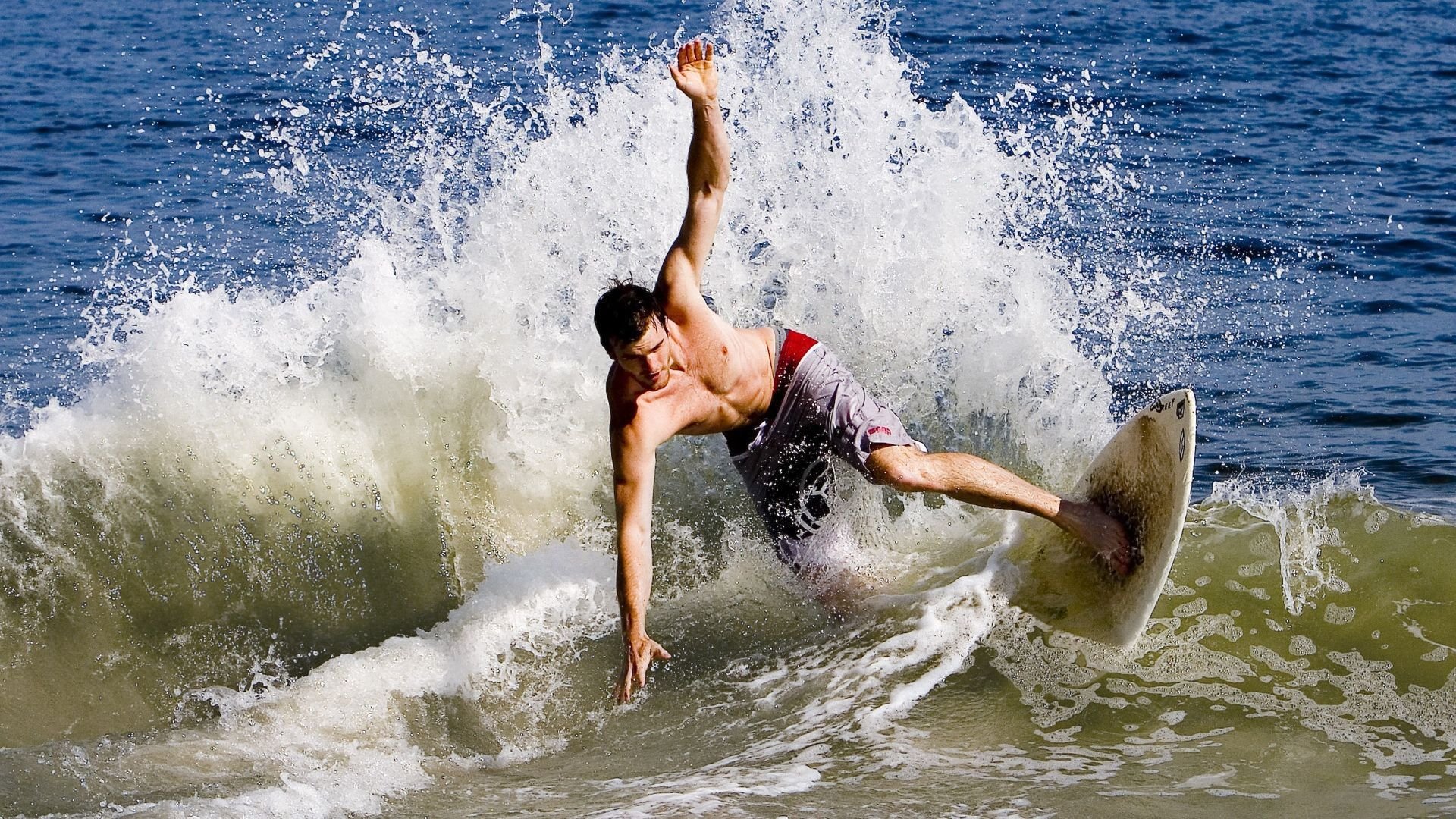 德甲活力全开：攻防转换让人目不暇接！，德甲身体对抗